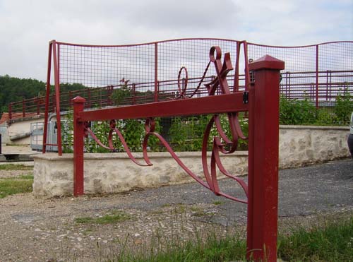 Ouvrages de serrurerie fonctionnelle dans l'environnement d'une cluse du Canal du Loing