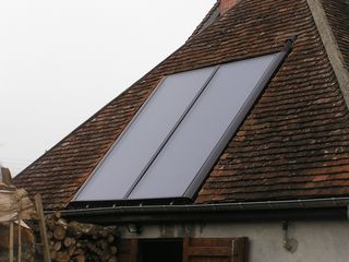 chauffe-eau solaire sur toit petites tuiles